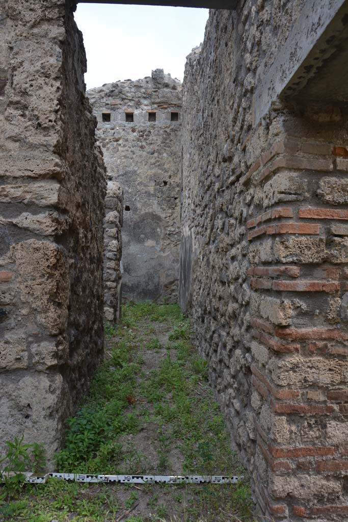 IX.5.2 Pompeii. May 2017. 
Corridor on east side of room ‘v’, leading to room ‘x’, on left, and room ‘y’, ahead. 
Foto Christian Beck, ERC Grant 681269 DÉCOR.