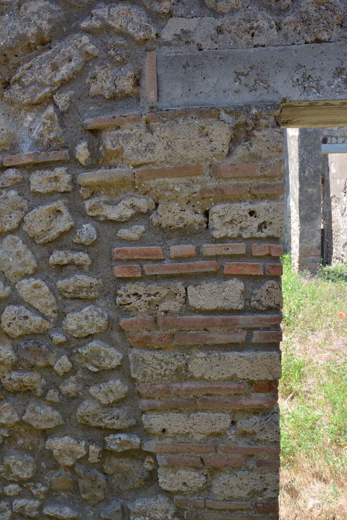 IX.5.2 Pompeii. May 2017. 
Looking west through south end of small doorway into room ‘v’, from small corridor leading to rooms ‘x’ and ‘y’.
Foto Christian Beck, ERC Grant 681269 DÉCOR.
