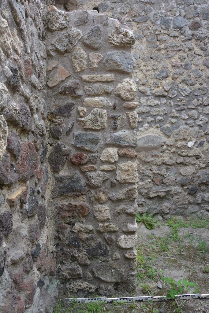 IX.5.2 Pompeii. May 2017. 
Room ‘x’, looking west towards south side of doorway in south-west corner. 
Foto Christian Beck, ERC Grant 681269 DÉCOR.