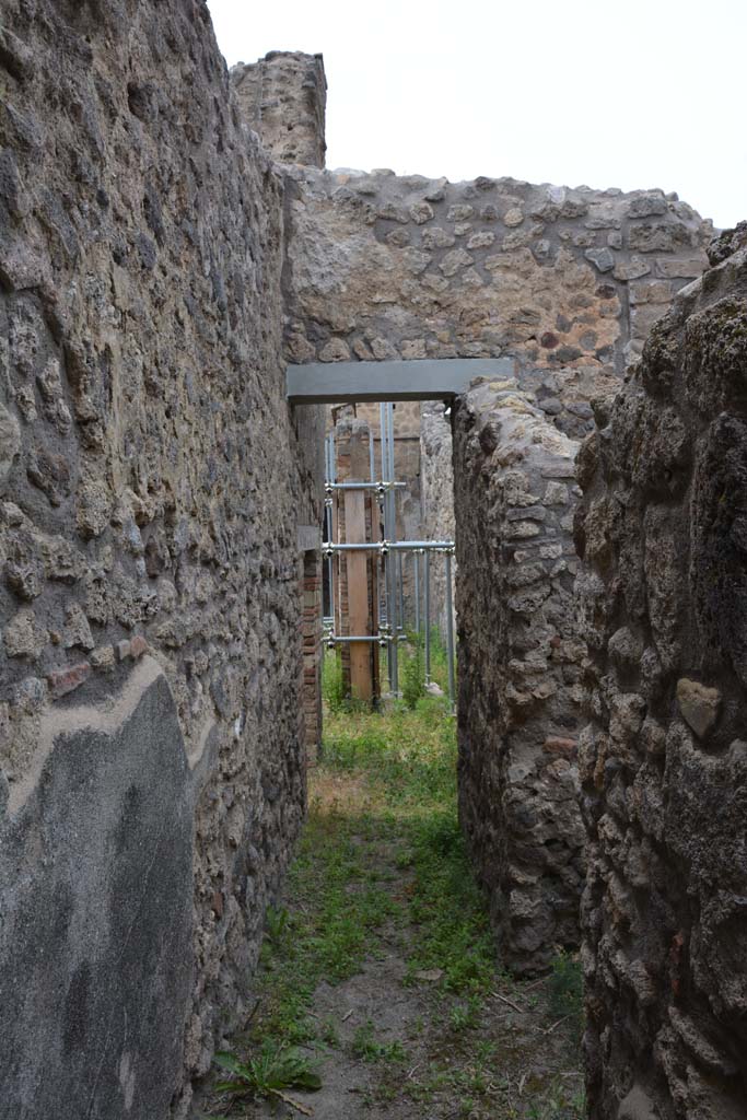 IX.5.2 Pompeii. May 2017. 
Looking north in small corridor towards peristyle ‘p’, with doorway from room ‘x’, on right.
Foto Christian Beck, ERC Grant 681269 DÉCOR.