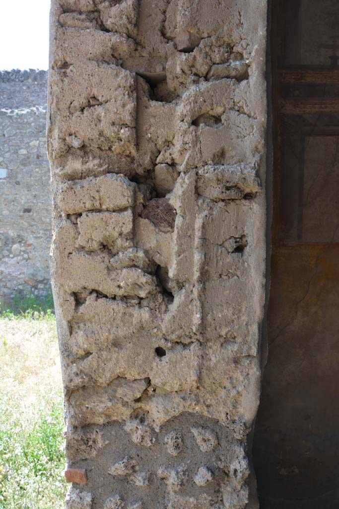 IX.5.2 Pompeii. May 2017. 
Room ‘u’, looking towards west side of doorway pilaster, with peristyle ‘p’, on left. 
Foto Christian Beck, ERC Grant 681269 DÉCOR.