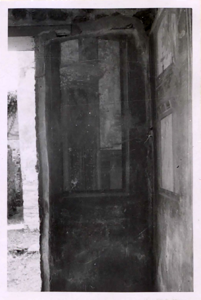 IX.5.2 Pompeii. Pre-1942. Room 20, south wall in south-west corner.
See Warscher, T. 1942. Catalogo illustrato degli affreschi del Museo Nazionale di Napoli. Sala LXXX. Vol.2. Rome, Swedish Institute.