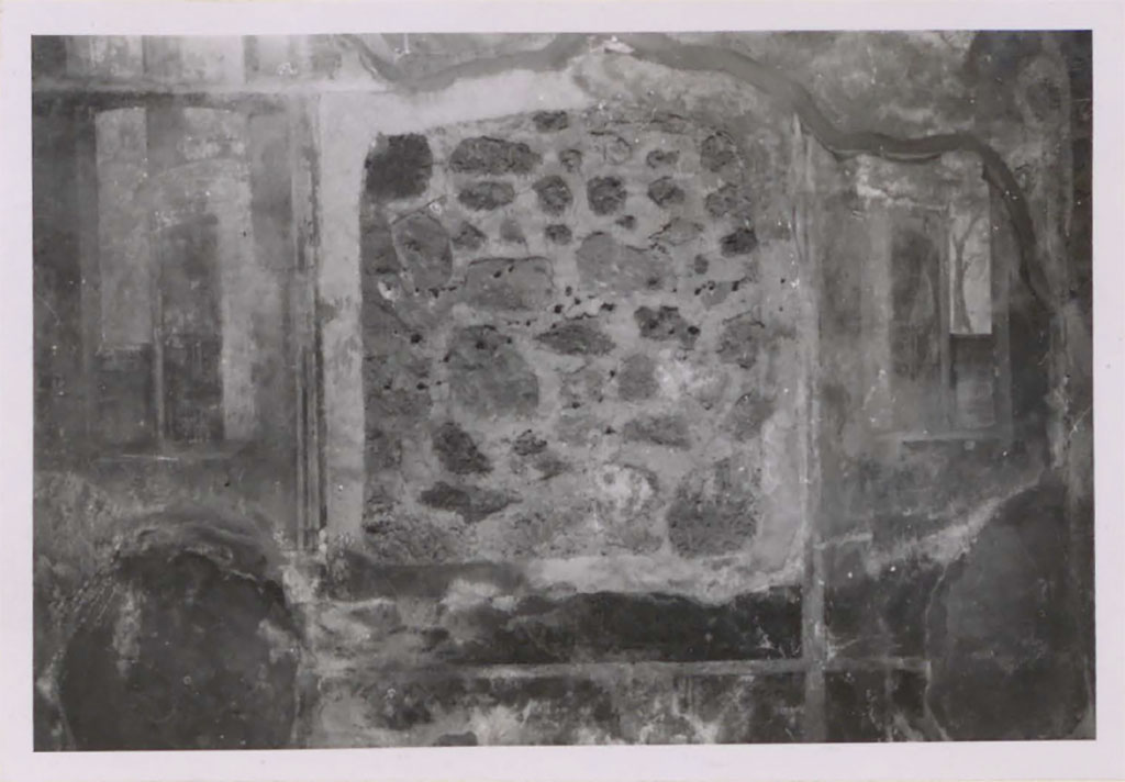 IX.5.2 Pompeii. Pre-1942. Room 20, site of painting on north wall.
According to Warscher – the recess remained after the painting was removed and transferred to the Museum.
See Warscher, T. 1942. Catalogo illustrato degli affreschi del Museo Nazionale di Napoli. Sala LXXX. Vol.2. Rome, Swedish Institute.