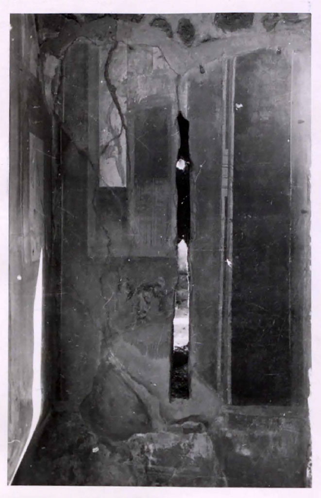 IX.5.2 Pompeii. Pre-1942. Room 20, south wall in south-east corner.
See Warscher, T. 1942. Catalogo illustrato degli affreschi del Museo Nazionale di Napoli. Sala LXXX. Vol.2. Rome, Swedish Institute.