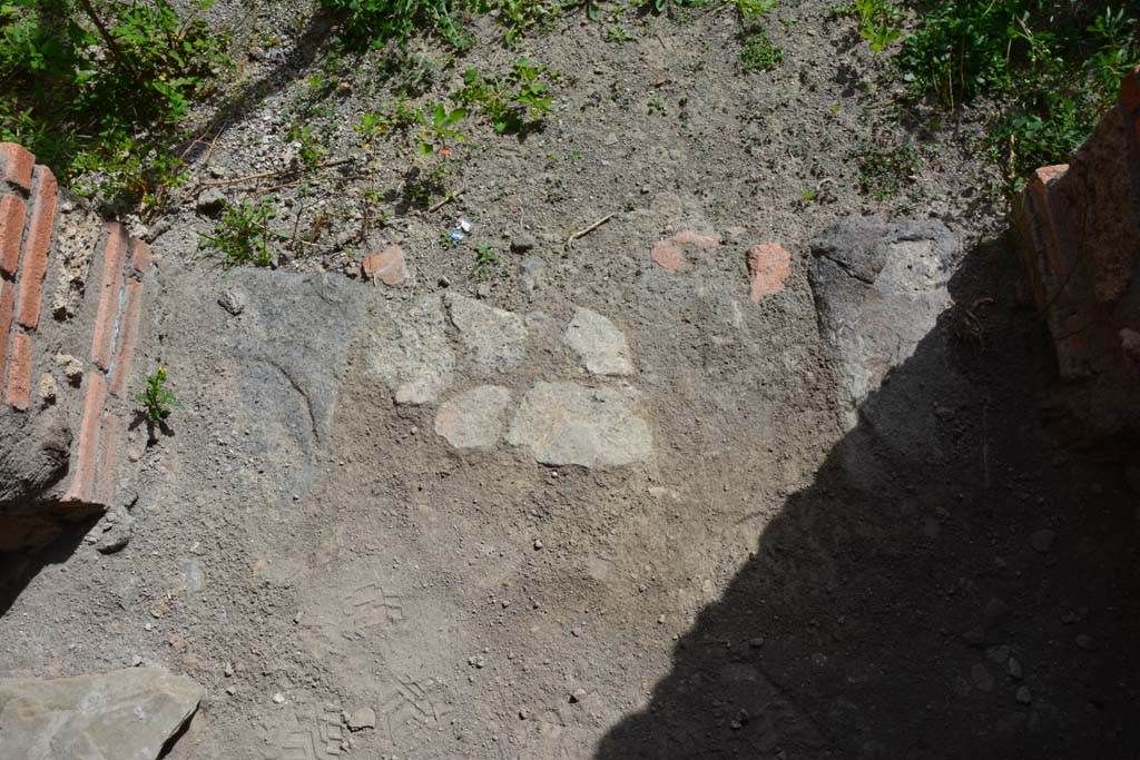 IX.5.2 Pompeii. March 2017. Room ‘u’, threshold of doorway, looking south towards peristyle ‘p’.
Foto Christian Beck, ERC Grant 681269 DÉCOR.
