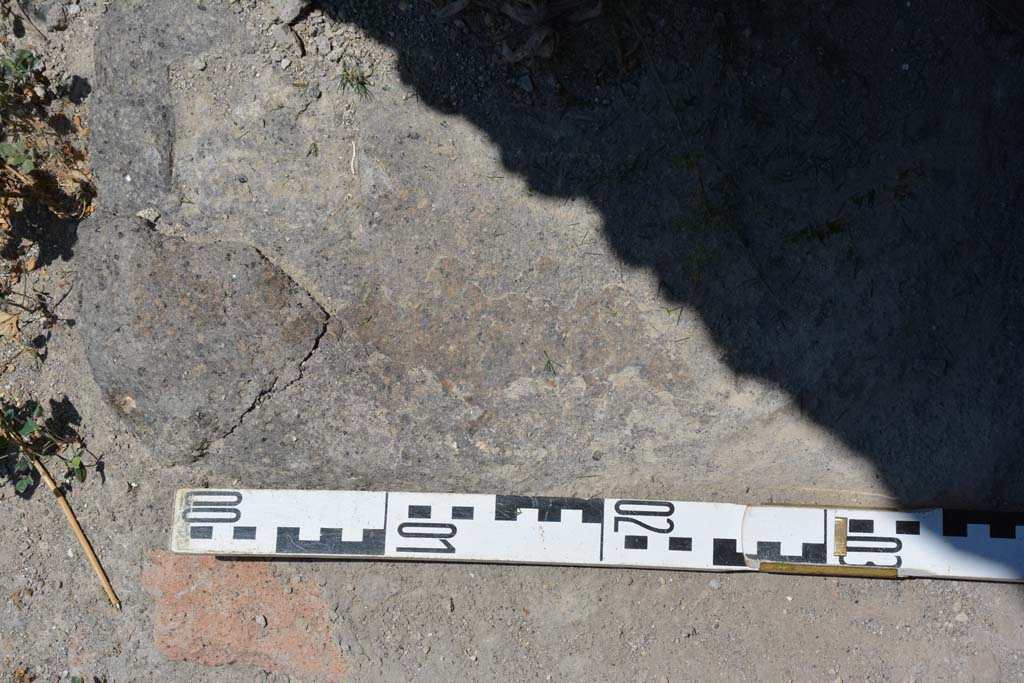 IX.5.2 Pompeii. May 2017. Room ‘u’, detail from west end of doorway threshold.
Foto Christian Beck, ERC Grant 681269 DÉCOR.