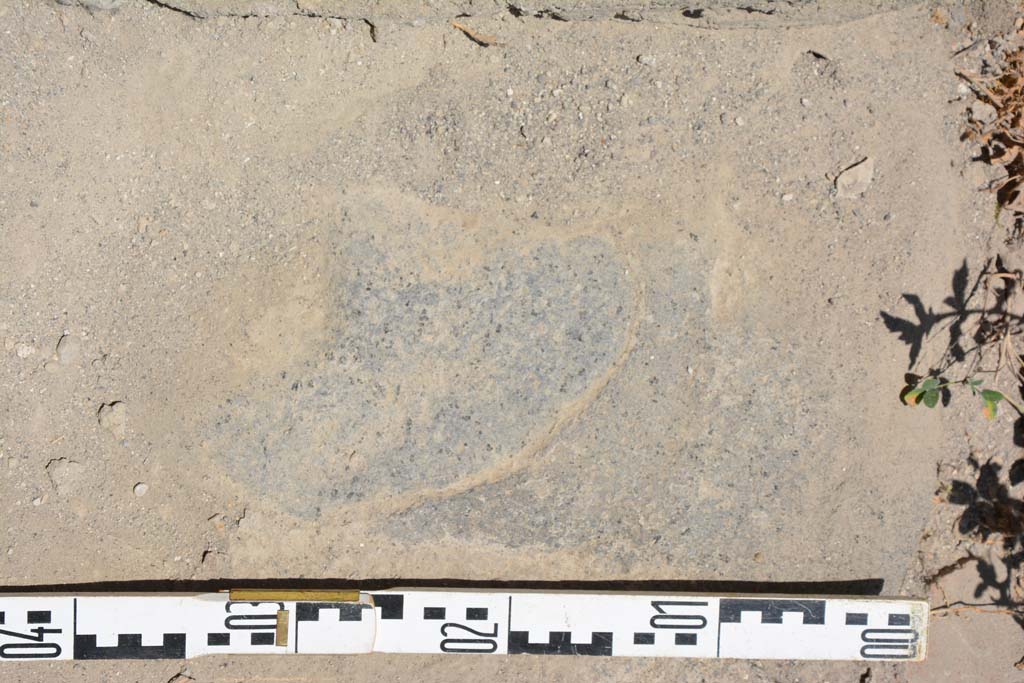 IX.5.2 Pompeii. May 2017. Room ‘u’, detail from east end of doorway threshold.
Foto Christian Beck, ERC Grant 681269 DÉCOR.