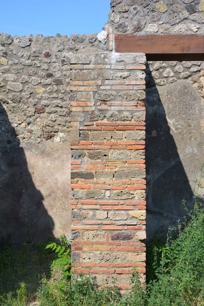 IX.5.2 Pompeii. May 2017. 
Atrium ‘b’, looking east towards pilaster between room ‘d’, on left, and room ‘e’.
Foto Christian Beck, ERC Grant 681269 DÉCOR.