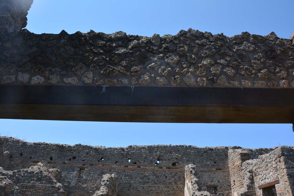 IX.5.2 Pompeii. May 2017. Room ‘e’, upper west wall above doorway to atrium ‘b’. 
Foto Christian Beck, ERC Grant 681269 DÉCOR.