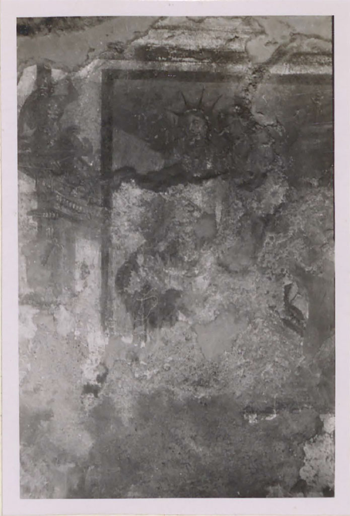 IX.5.2 Pompeii. Pre-1942. Room ‘c’, painting from east wall possibly showing Helios.
According to Warscher, this photo wrongly showed the remains of decoration in room “f”, but which read room ‘c’.
See Warscher, T. 1942. Catalogo illustrato degli affreschi del Museo Nazionale di Napoli. Sala LXXX. Vol.2. Rome, Swedish Institute.
DAIR 40.806.  Photo © Deutsches Archäologisches Institut, Abteilung Rom, Arkiv.