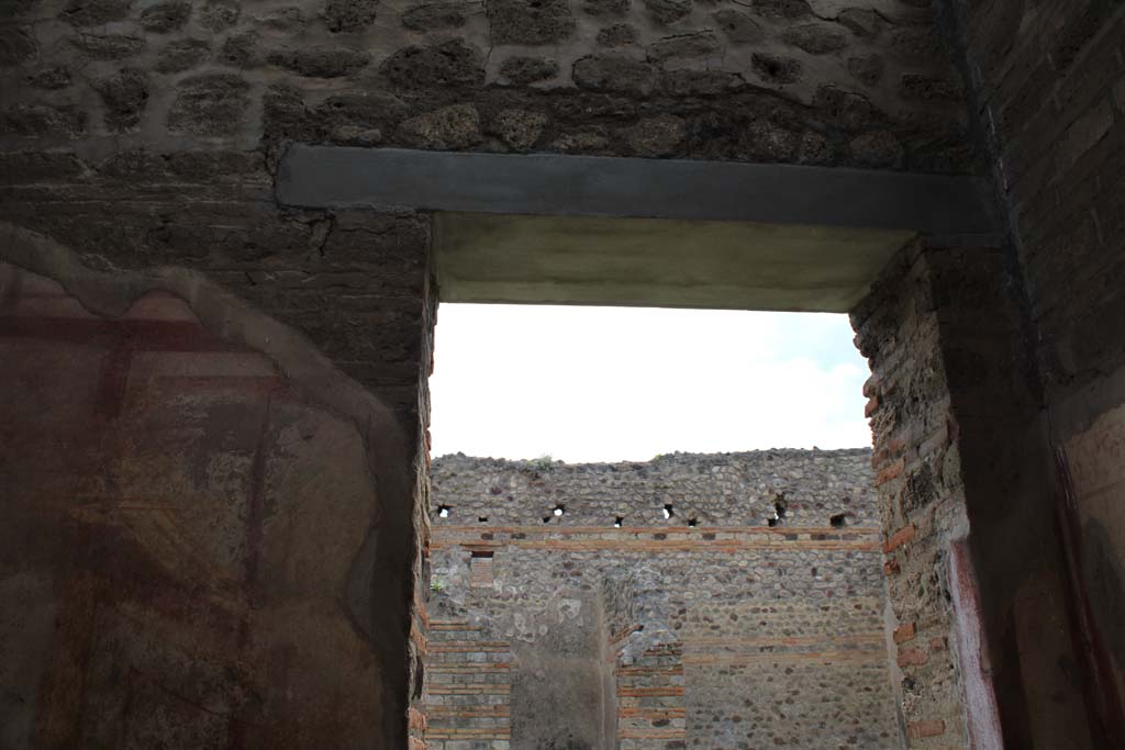 IX.5.2 Pompeii. May 2019. Room ‘c’, looking towards west wall with doorway to atrium ‘b’.
Foto Christian Beck, ERC Grant 681269 DÉCOR.