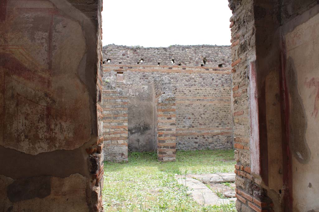 IX.5.2 Pompeii. May 2019. Room ‘c’, looking west with west wall at south end of doorway, on left, and north-west corner, on right.
Foto Christian Beck, ERC Grant 681269 DÉCOR.