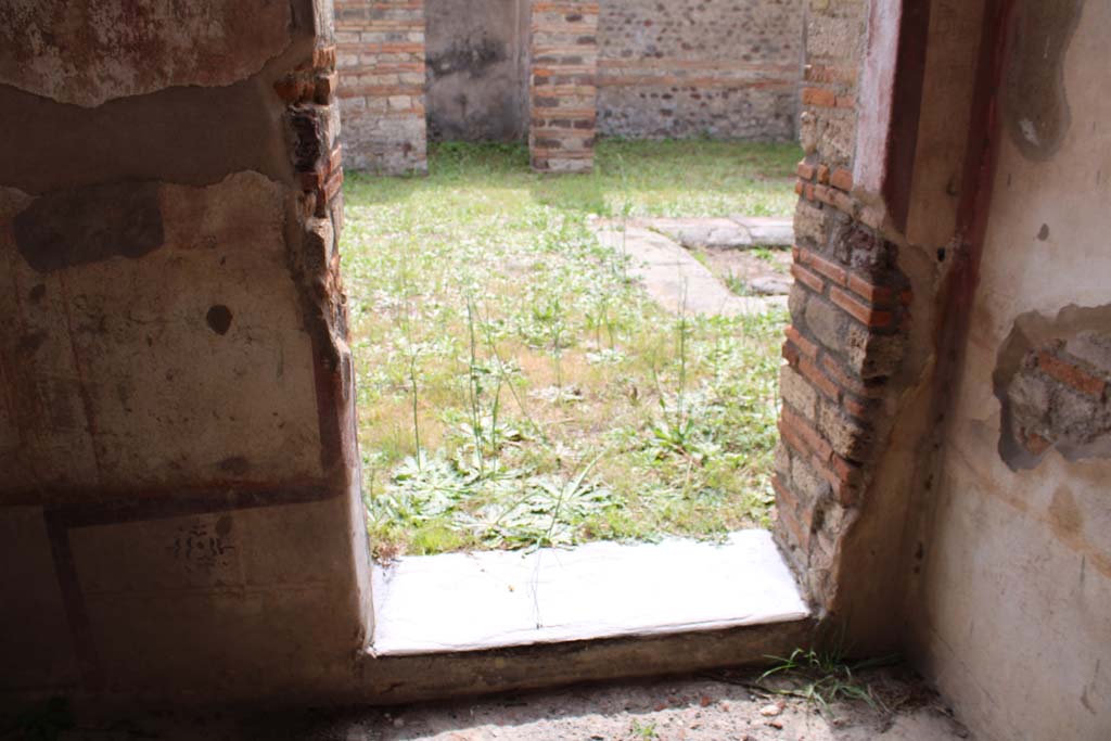 IX.5.2 Pompeii. May 2019. Room ‘c’, looking west towards lower wall, zoccolo/dado and threshold of doorway to atrium ‘b’.
Foto Christian Beck, ERC Grant 681269 DÉCOR.