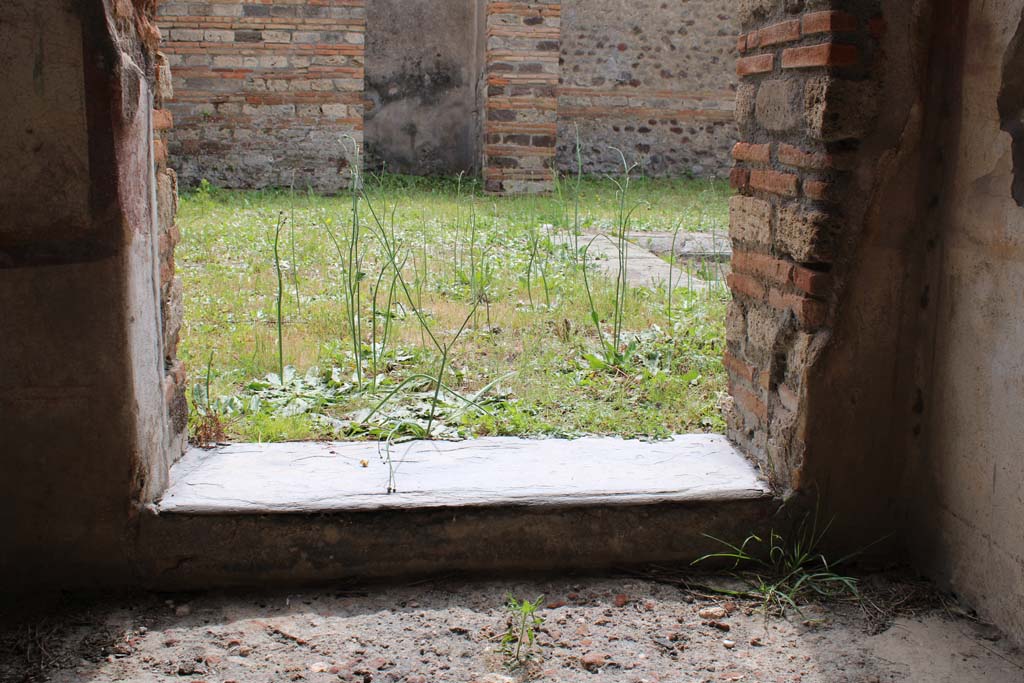 IX.5.2 Pompeii. May 2019. Room ‘c’, detail of doorway threshold, looking west into atrium ‘b’.
Foto Christian Beck, ERC Grant 681269 DÉCOR.
