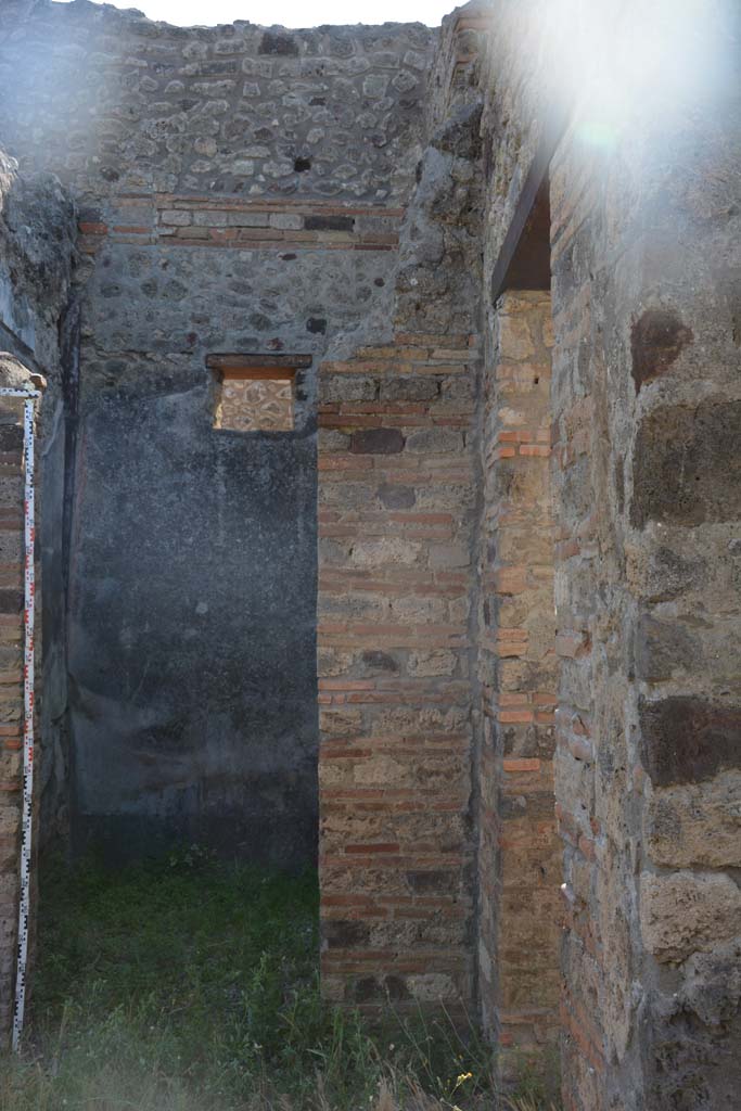 IX.5.2 Pompeii. May 2017. 
Room ‘b’, north-west corner of atrium, with doorway to room ‘f’, in centre. 
Foto Christian Beck, ERC Grant 681269 DÉCOR.