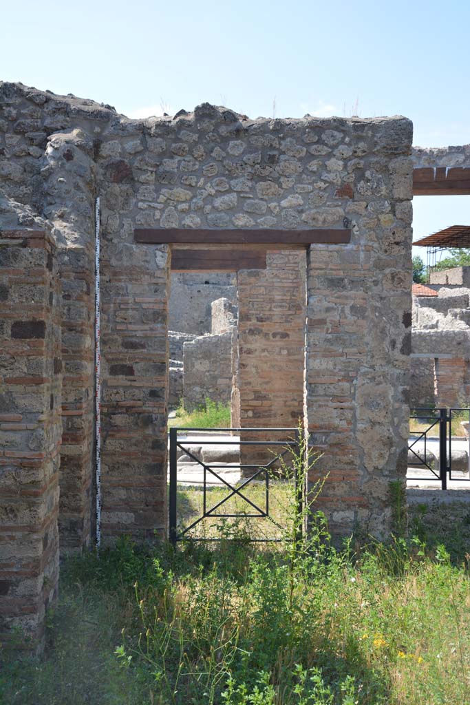 IX.5.2 Pompeii. May 2017. 
Atrium ‘b’, north-west corner, with doorway to shop at IX.5.1, and to room ‘f’, on left. 
Foto Christian Beck, ERC Grant 681269 DÉCOR.