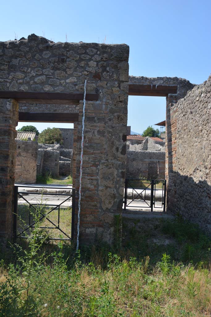 IX.5.2 Pompeii. May 2017. 
Atrium ‘b’, north-west corner with pilaster between doorway to shop at IX.5.1, and to entrance corridor/fauces, on right. 
Foto Christian Beck, ERC Grant 681269 DÉCOR.