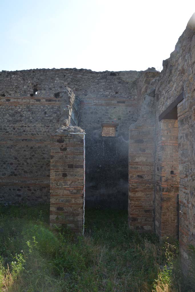 IX.5.2 Pompeii. May 2017. 
Atrium ‘b’, north-west corner of atrium, with doorway to room ‘f’, in centre. 
Foto Christian Beck, ERC Grant 681269 DÉCOR.