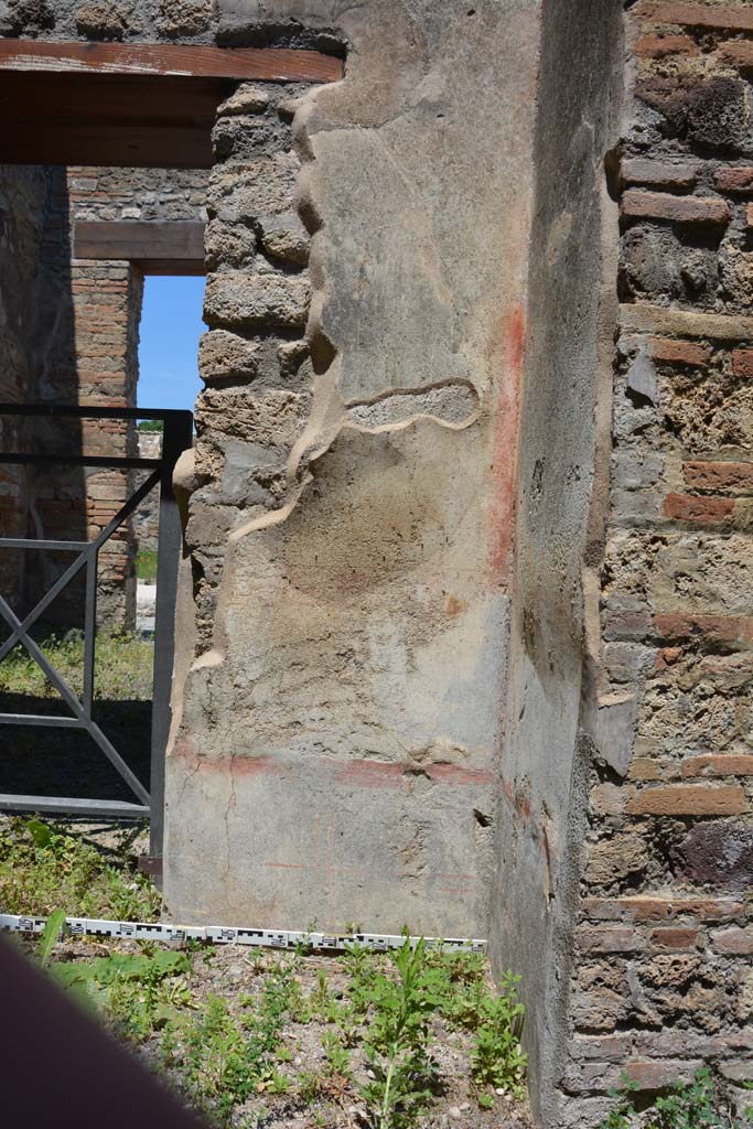 IX.5.2 Pompeii. May 2017. Room ‘f’, looking towards north wall and north-east corner.
Foto Christian Beck, ERC Grant 681269 DÉCOR.
According to PPM –
On the east side of the north wall was a simple decoration in IV Style, with a geometric zoccolo/plinth adorned with a taut garland and with a carpet style border, and the white middle zone decorated with a band (a grottesque).
See Carratelli, G. P., 1990-2003. Pompei: Pitture e Mosaici. VIII (8). Roma: Istituto della enciclopedia italiana, (p. 380).