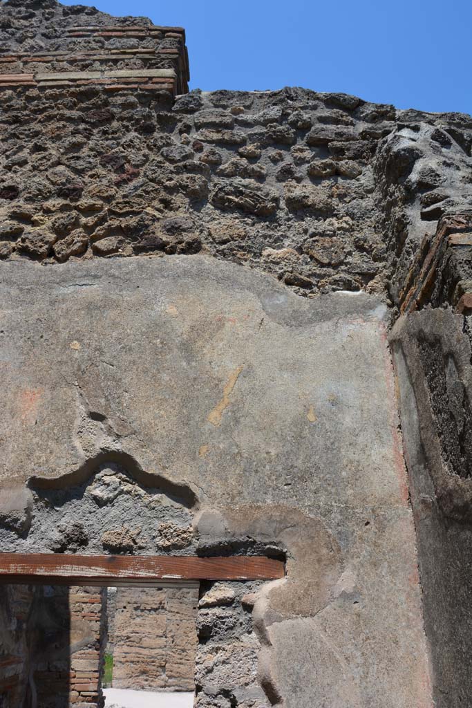 IX.5.2 Pompeii. May 2017. 
Room ‘f’, looking towards upper north wall above doorway to IX.5.1.
Foto Christian Beck, ERC Grant 681269 DÉCOR.