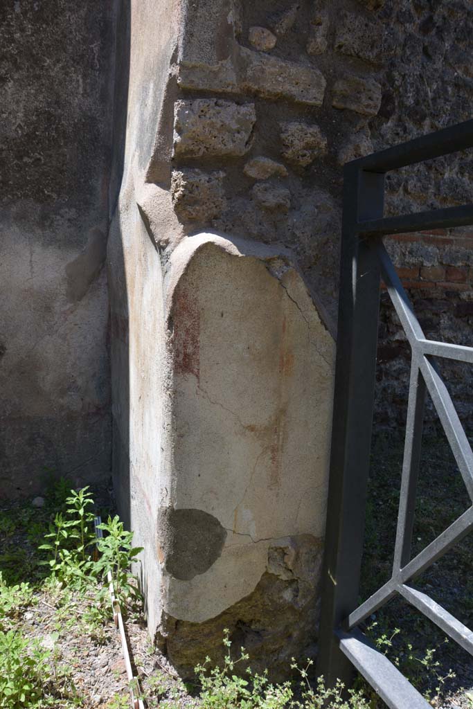 IX.5.2 Pompeii. May 2017. 
Room ‘f’, looking towards west side of doorway to IX.5.1 with remaining plaster and painted decoration.
Foto Christian Beck, ERC Grant 681269 DÉCOR.
