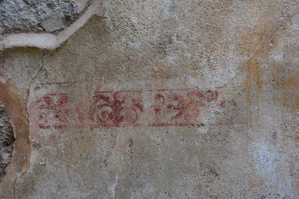 IX.5.2 Pompeii. March 2017. 
Room ‘f’, detail of wall decoration on north wall showing griffins at the side of a sphynx on a white background.
Foto Christian Beck, ERC Grant 681269 DÉCOR.