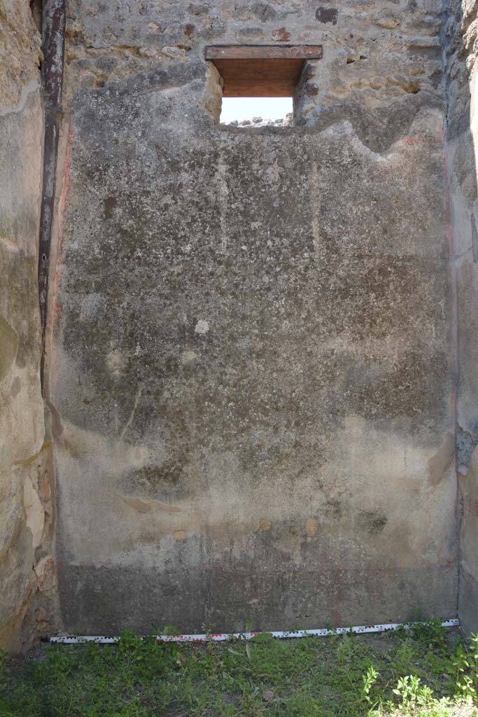 IX.5.2 Pompeii. May 2017. Room ‘f’, looking towards west wall. 
In the centre of the west wall a painting of Arianna abandoned would have been seen. 
Foto Christian Beck, ERC Grant 681269 DÉCOR.
According to NdS –
In this house, found in a cubiculum on the right of the atrium decorated with a painting of abandoned Arianna, were :
Bones: 3 human skeletons.
In the third cubiculum – Bones: 4 human skeletons. Silver. 6 coins.
In the fourth cubiculum – Bones: another human skeleton.
See Notizie degli Scavi, 1879, p.243.
(Nell’isola 5, reg. IX, casa al n.2, cubicolo a dritta dell’atrio, decorato del dipinto di Arianna abbandonata si rinvennero:
Osso. Tre scheletri umani. 
Nel 3 cubicolo: - Osso. Quattro scheletri umani. – Argento. Sei monete. 
Nel 4 cubicolo: - Osso. Altro scheletro umano.)