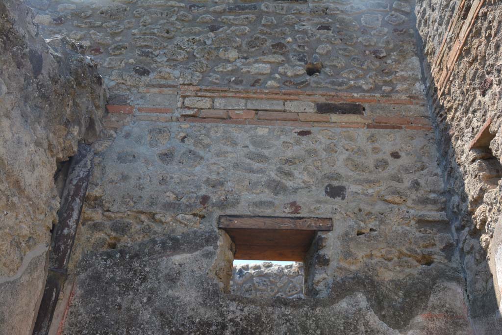IX.5.2 Pompeii. May 2017. Room ‘f’, upper west wall with window onto Vicolo di Tesmo.
Foto Christian Beck, ERC Grant 681269 DÉCOR.