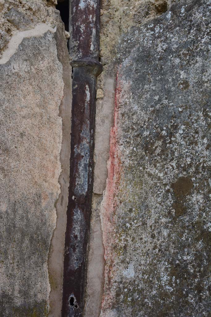 IX.5.2 Pompeii. March 2017. 
Room ‘f’, detail from south-west corner of a thick drainage pipe from the upper floor.
Foto Christian Beck, ERC Grant 681269 DÉCOR.