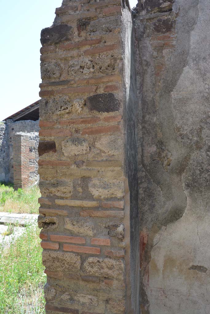 IX.5.2 Pompeii. May 2017. Room ‘f’, looking south towards upper pilaster in south-east corner.
Foto Christian Beck, ERC Grant 681269 DÉCOR.