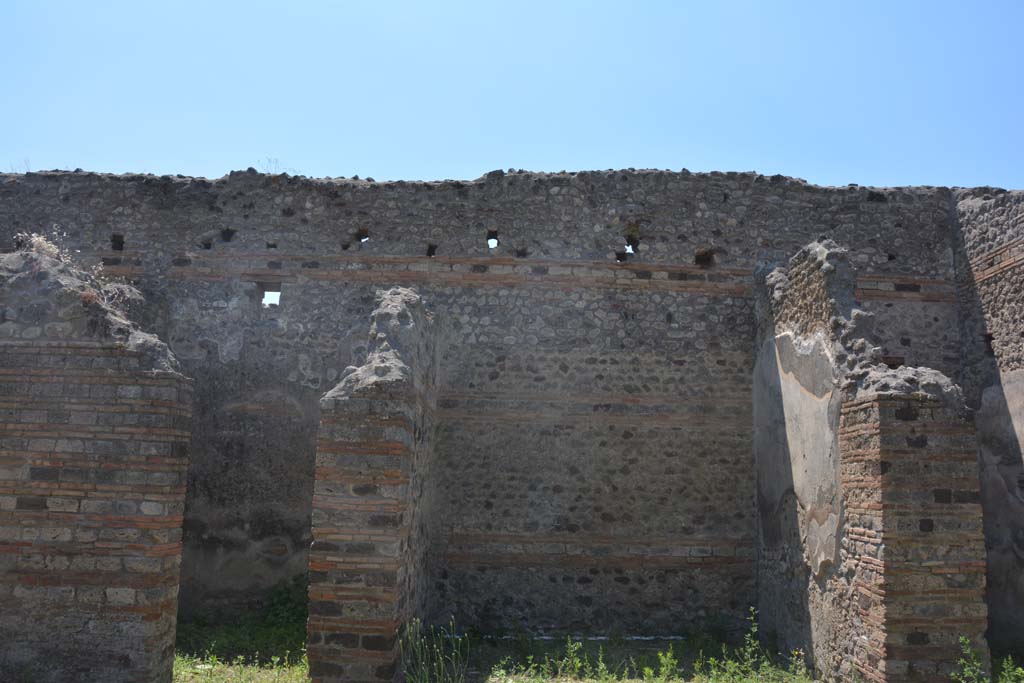 IX.5.2 Pompeii. May 2017. Room ‘h’, in centre, with room ‘g’, on left. Looking west across atrium ‘b’.
Foto Christian Beck, ERC Grant 681269 DÉCOR.