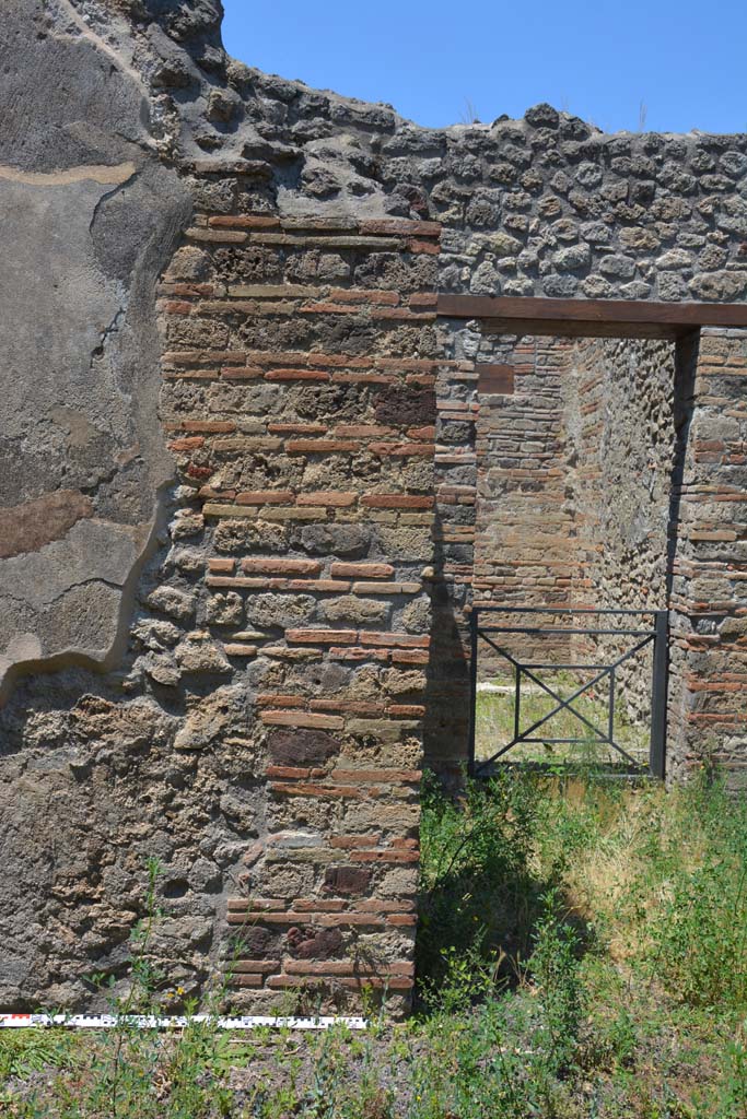 IX.5.2 Pompeii. May 2017. 
Room ‘h’, pilaster at east end of north wall, with atrium ‘b’, on right.
Foto Christian Beck, ERC Grant 681269 DÉCOR.