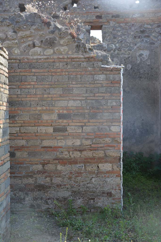 IX.5.2 Pompeii. May 2017. 
Room ‘b’, south-west corner of atrium, with doorway to corridor ‘m’, on left, and to room ‘g’, on right.  
Foto Christian Beck, ERC Grant 681269 DÉCOR.