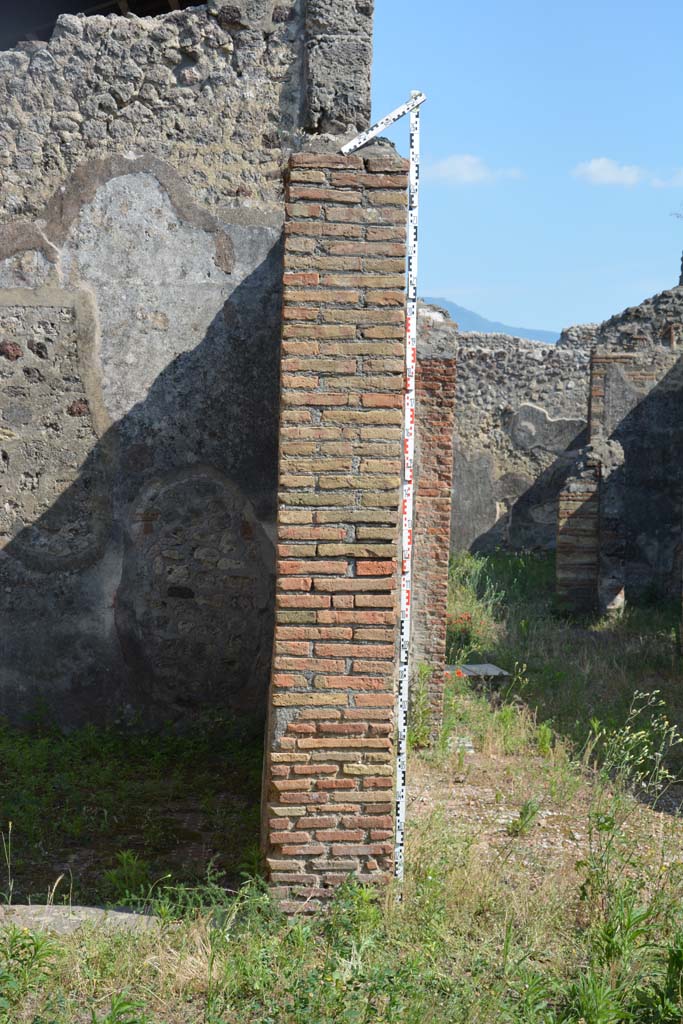 IX.5.2 Pompeii. May 2017. Room ‘k’, pilaster on east side of tablinum in atrium, with doorway to room ‘i’ on left.
Foto Christian Beck, ERC Grant 681269 DÉCOR.