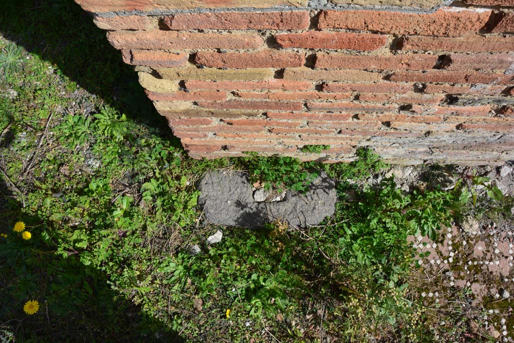 IX.5.2 Pompeii. March 2017. Room ‘k’, remaining threshold on east side of doorway at north end.
Foto Christian Beck, ERC Grant 681269 DÉCOR.