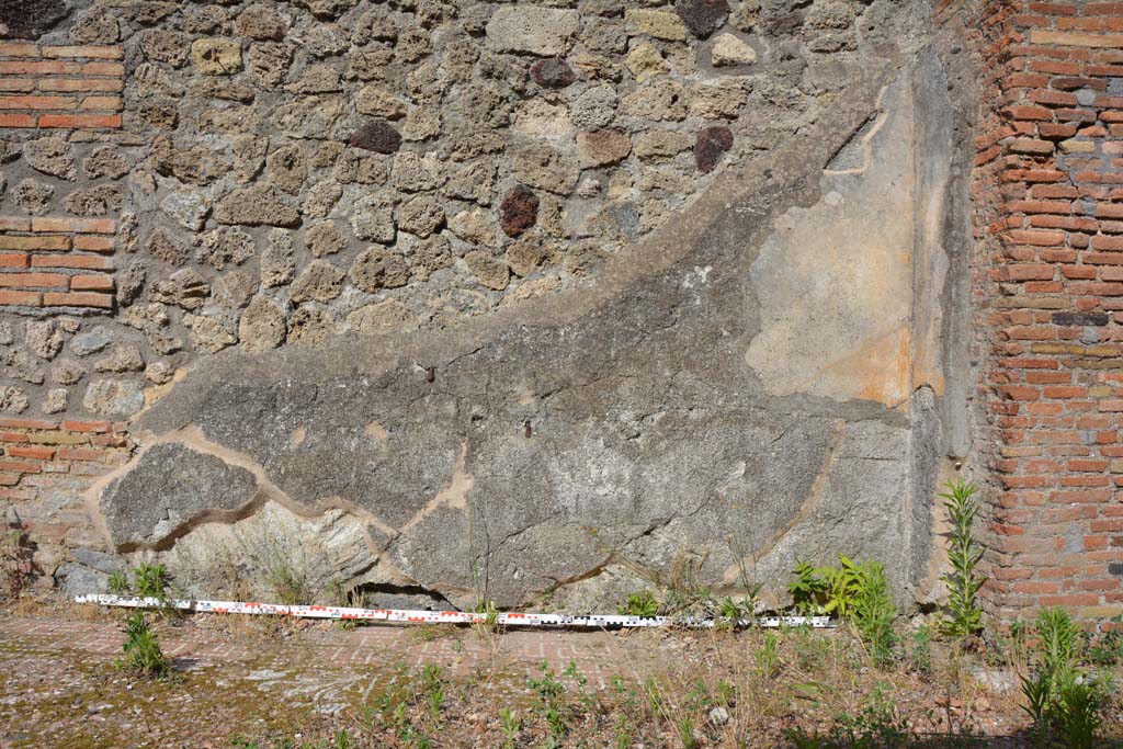 IX.5.2 Pompeii. May 2017. Room ‘k’, east wall at south end with small separating wall to room ‘L’, on right.
Foto Christian Beck, ERC Grant 681269 DÉCOR.