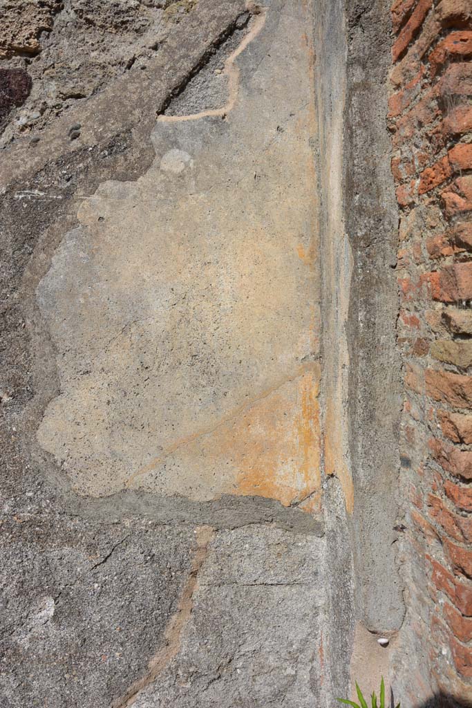 IX.5.2 Pompeii. May 2017. 
Room ‘k’, detail from east wall at south end with small separating wall to room ‘L’, on right.
Foto Christian Beck, ERC Grant 681269 DÉCOR.