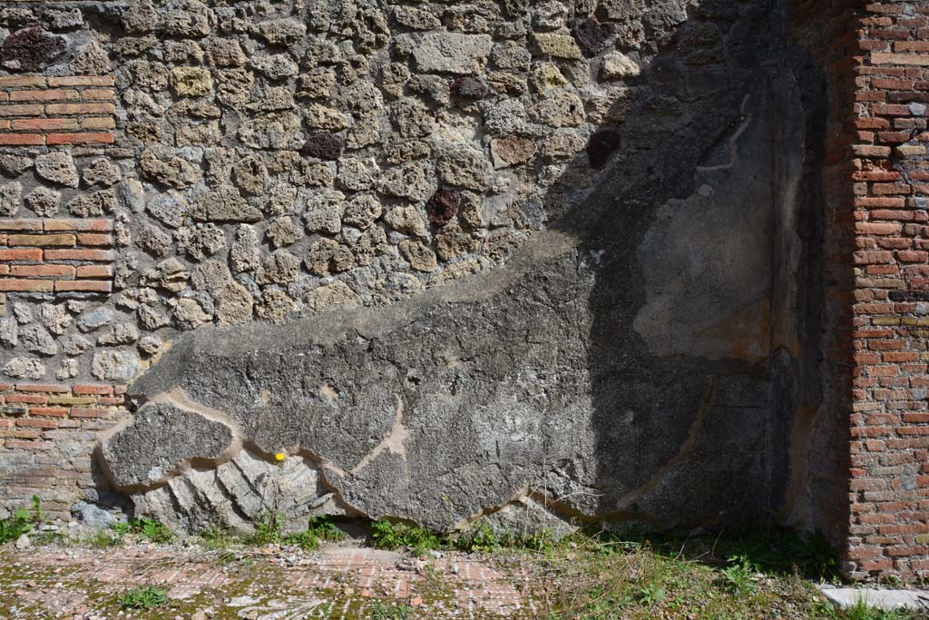 IX.5.2 Pompeii. March 2017. Room ‘k’, east wall at south end with small separating wall to room ‘L’, on right.
Foto Christian Beck, ERC Grant 681269 DÉCOR.