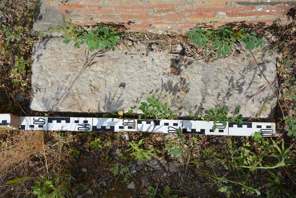 IX.5.2 Pompeii. May 2017. Room ‘k’, east side, detail of doorway threshold, separating from room ‘L’, on right. 
Foto Christian Beck, ERC Grant 681269 DÉCOR.
