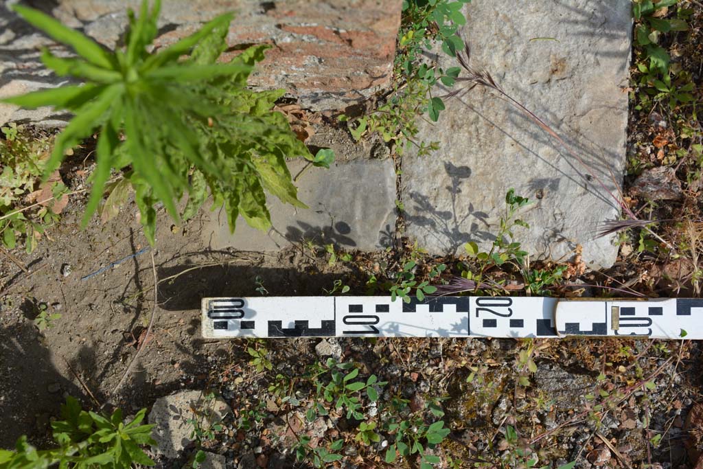 IX.5.2 Pompeii. May 2017. Room ‘k’, east side, looking south towards doorway threshold separating from room ‘L’.
Foto Christian Beck, ERC Grant 681269 DÉCOR.