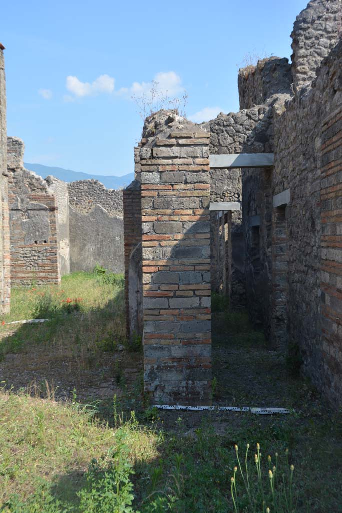 IX.5.2 Pompeii. May 2017. 
Room ‘k’, detail of pilaster on west side of tablinum in atrium, with corridor ‘m’, on right. 
Foto Christian Beck, ERC Grant 681269 DÉCOR.