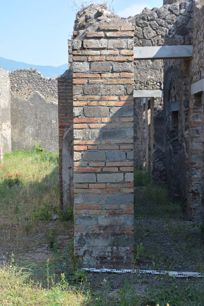 IX.5.2 Pompeii. May 2017. 
Room ‘k’, detail of pilaster on west side of tablinum, with remaining flooring visible, on the right is corridor ‘m’.  
Foto Christian Beck, ERC Grant 681269 DÉCOR.
