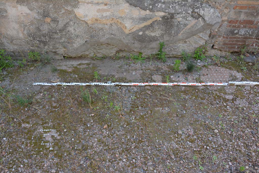 IX.5.2 Pompeii. May 2017. Room ‘k’, looking across flooring towards west side of tablinum.
Foto Christian Beck, ERC Grant 681269 DÉCOR.