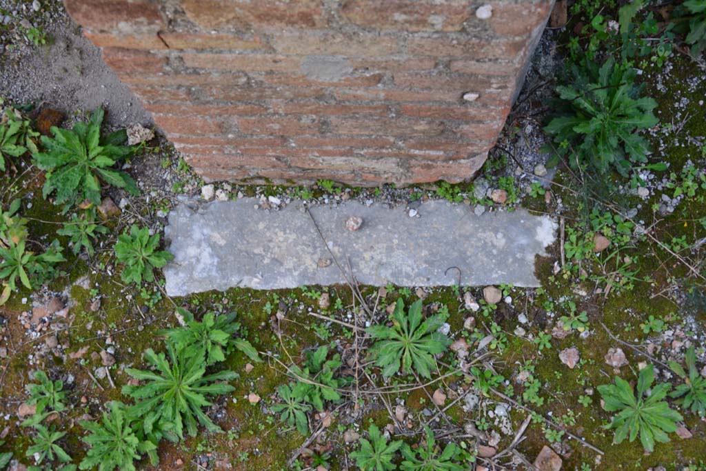 IX.5.2 Pompeii. March 2017. Room ‘k’, west wall, doorway threshold separating from room ‘L’, on left.
Foto Christian Beck, ERC Grant 681269 DÉCOR.