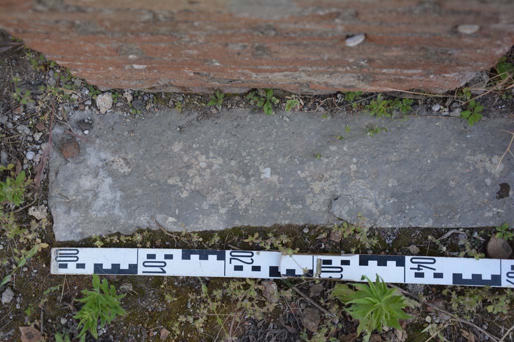 IX.5.2 Pompeii. May 2017. Room ‘k’, detail of doorway threshold separating west wall from room ‘L’, on left.
Foto Christian Beck, ERC Grant 681269 DÉCOR.