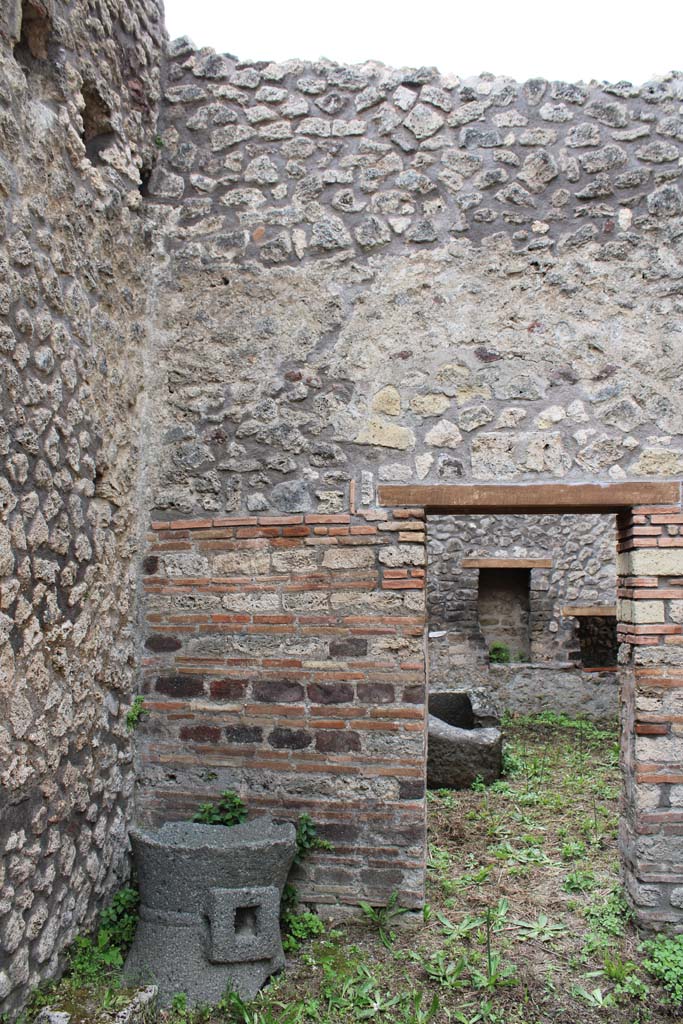 IX.5.4 Pompeii. March 2019. 
Room c, south wall at east end, looking south through doorway into room d.
Foto Christian Beck, ERC Grant 681269 DÉCOR.