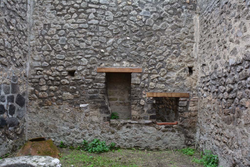 IX.5.4 Pompeii. March 2017. Room d, looking towards south wall.
Foto Christian Beck, ERC Grant 681269 DÉCOR.