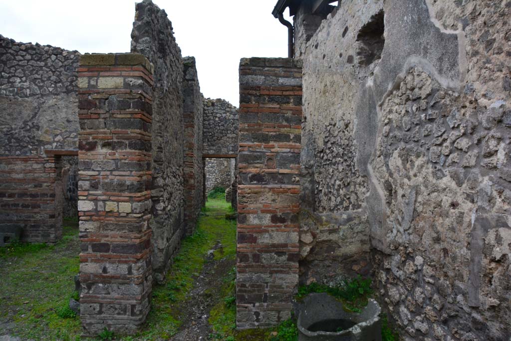 IX.5.4 Pompeii. March 2017. Room e, looking south towards doorway from room b.
Foto Christian Beck, ERC Grant 681269 DÉCOR.