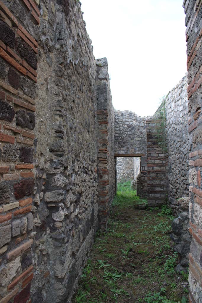 IX.5.4 Pompeii. March 2019. Room e, looking south through doorway from room b.
Foto Christian Beck, ERC Grant 681269 DÉCOR.