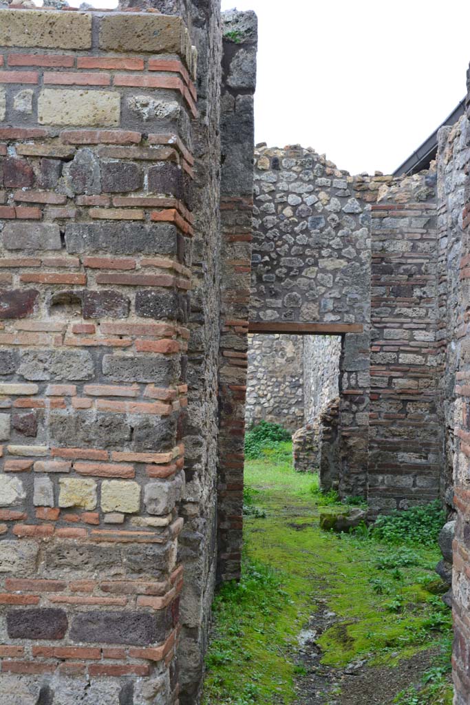 IX.5.4 Pompeii. March 2017. 
Room e, looking south from east side of doorway, along east wall towards doorway to rear room.
Foto Christian Beck, ERC Grant 681269 DÉCOR.